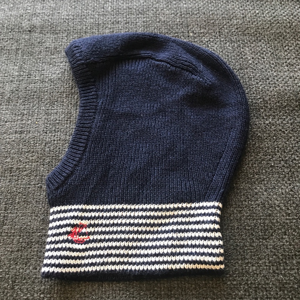 Cute hood 57% wool 47% cotton.